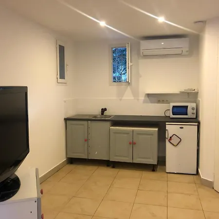 Joli Studio Independant, Avec Exterieur Verdoyant A Apartment Hyeres