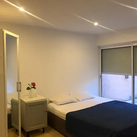 Joli Studio Independant, Avec Exterieur Verdoyant A Hyeres