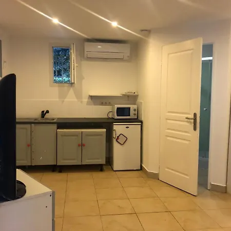 Joli Studio Independant, Avec Exterieur Verdoyant A * Hyeres