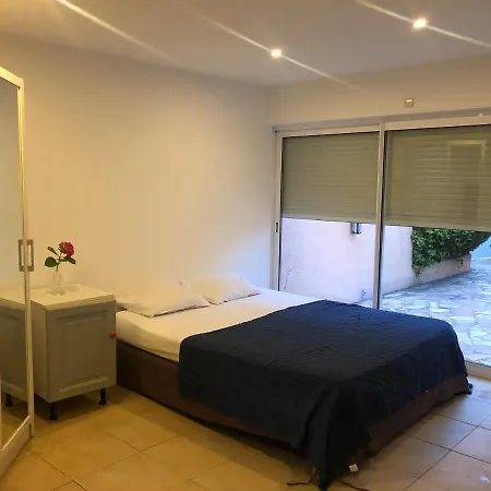 Joli Studio Independant, Avec Exterieur Verdoyant A Hyeres