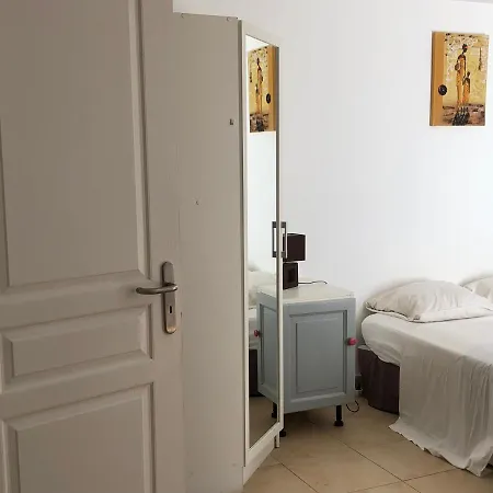 Joli Studio Independant, Avec Exterieur Verdoyant A Apartment
