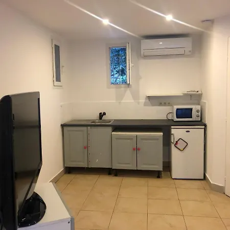 Apartment Joli Studio Independant, Avec Exterieur Verdoyant A