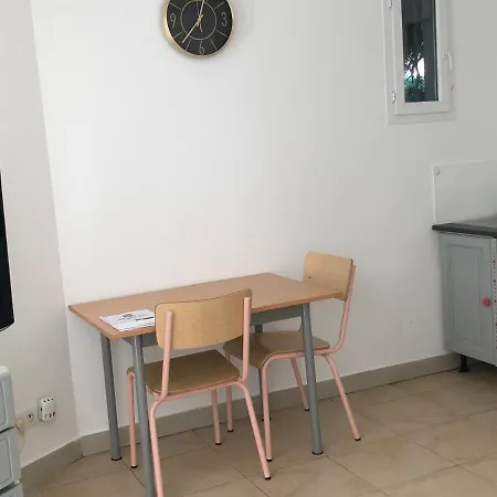 Joli Studio Independant, Avec Exterieur Verdoyant A Apartment